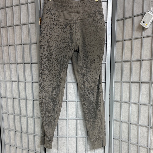Lululemon Women’s Warm Down Jogger *7/8 Length, Size 6. - Picture 2 of 7